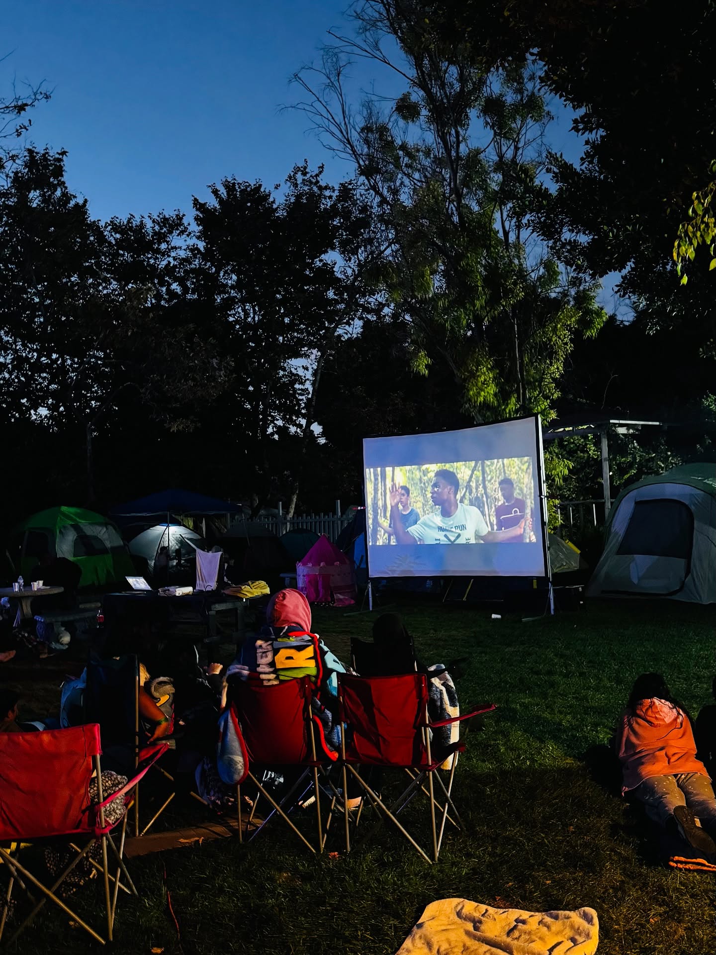 Noche de cine al aire libre en la zona de camping