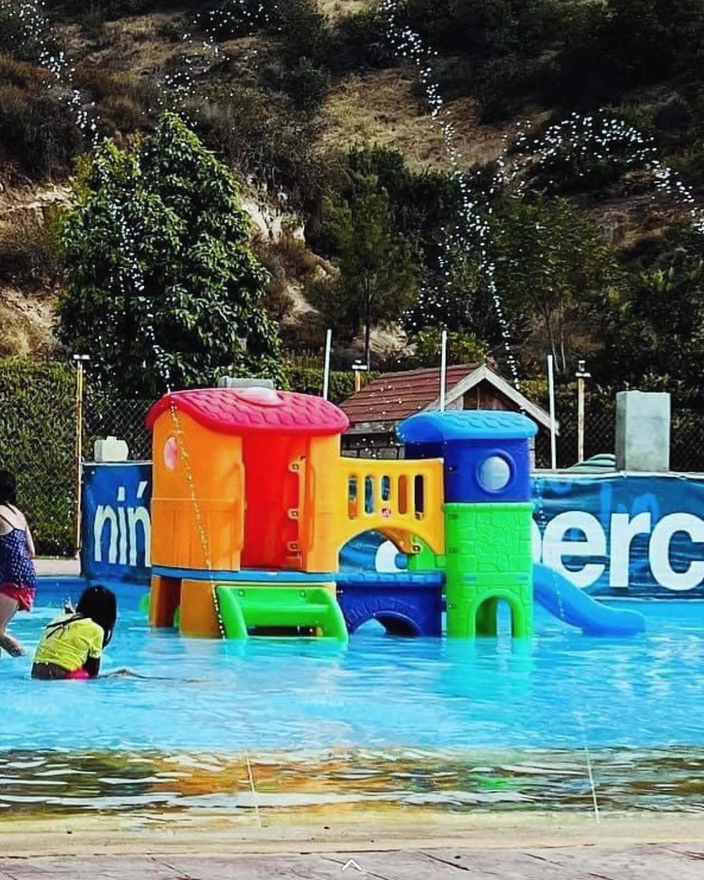 Chapoteadero con juegos para niños